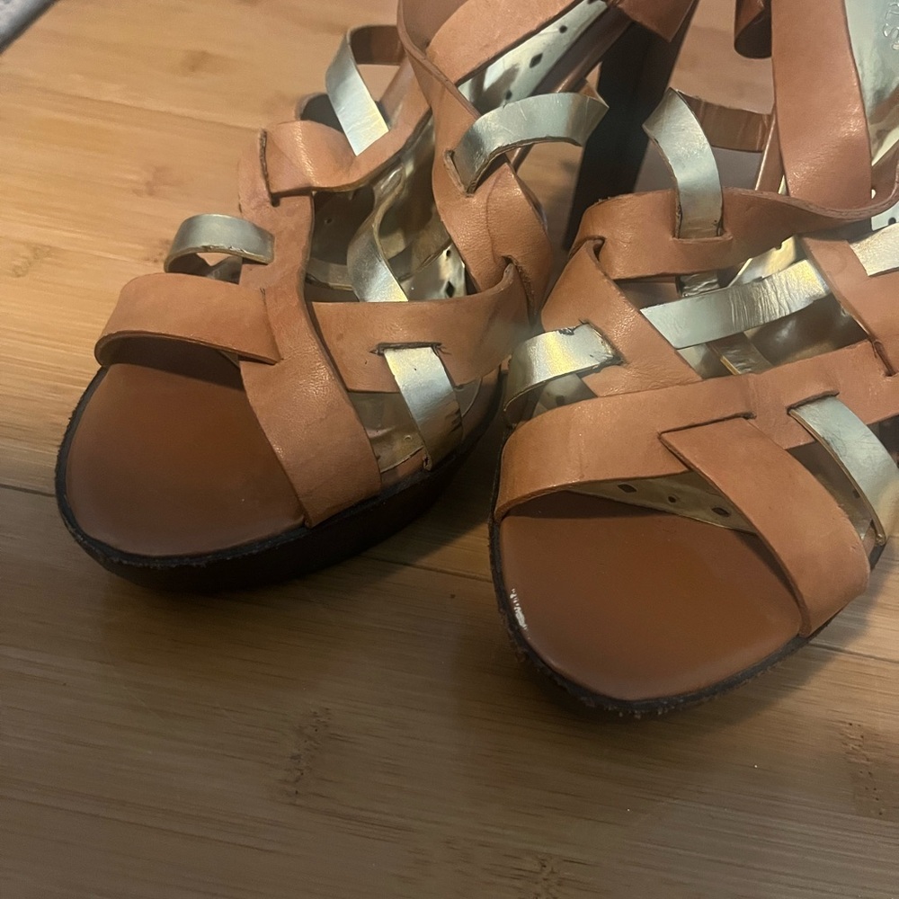 BCBGirls 9.5 platform strappy gold/tan heel - Picture 5 of 5